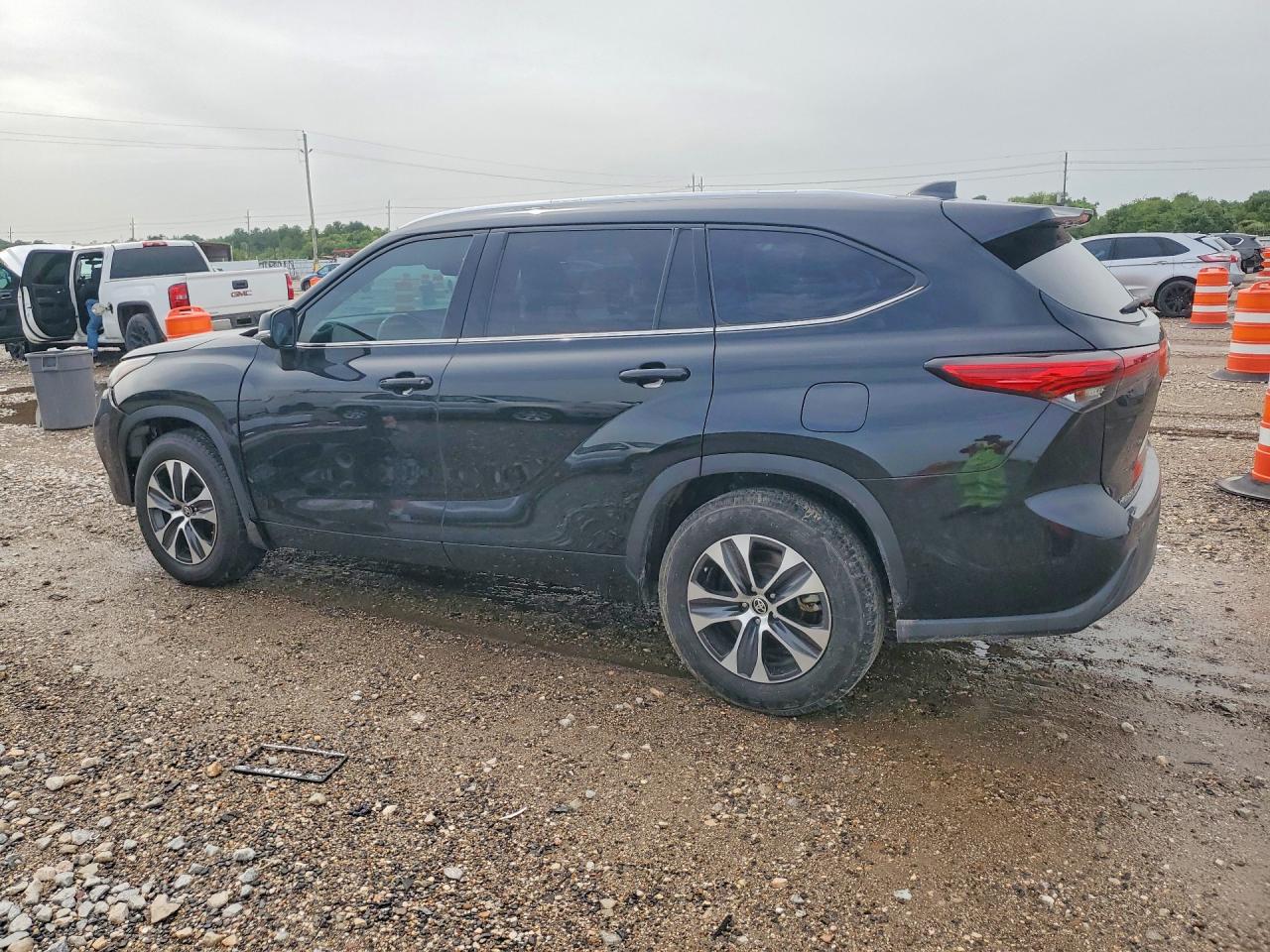 2021 TOYOTA HIGHLANDER XLE — снимка 2