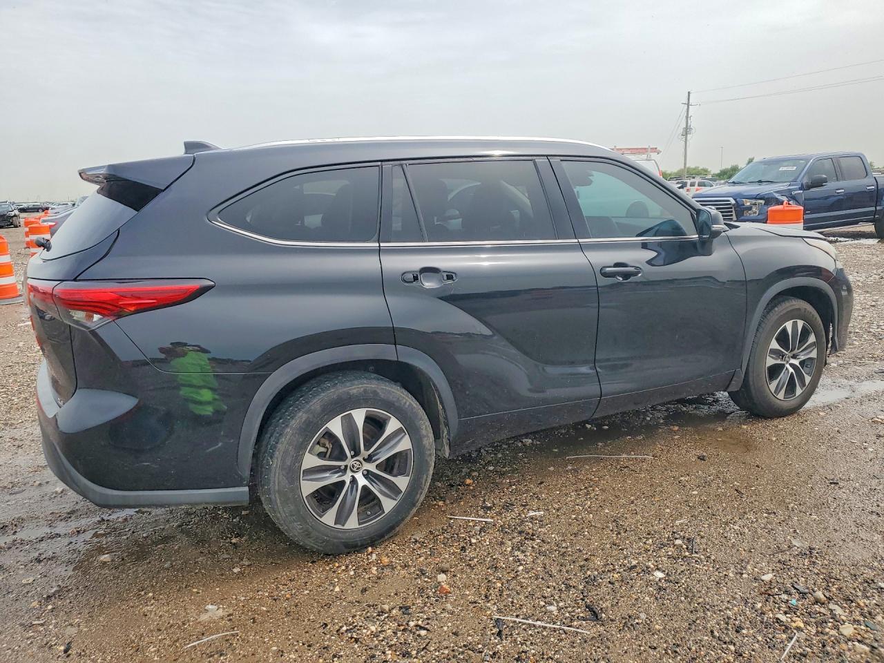 2021 TOYOTA HIGHLANDER XLE — снимка 3