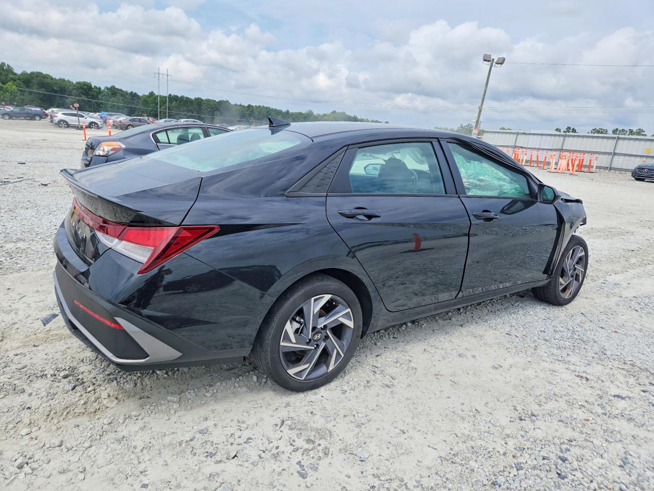 2025 HYUNDAI ELANTRA SEL SPORT — снимка 3