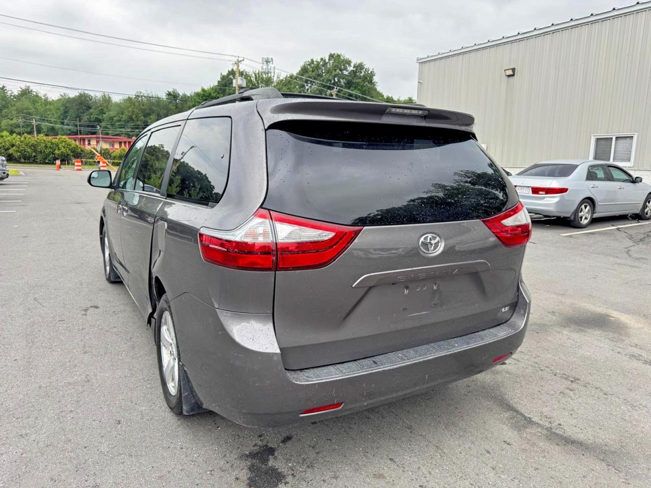 2017 TOYOTA SIENNA LE — снимка 2