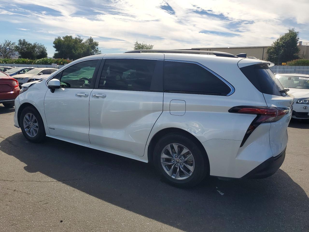 2021 TOYOTA SIENNA XLE — снимка 2