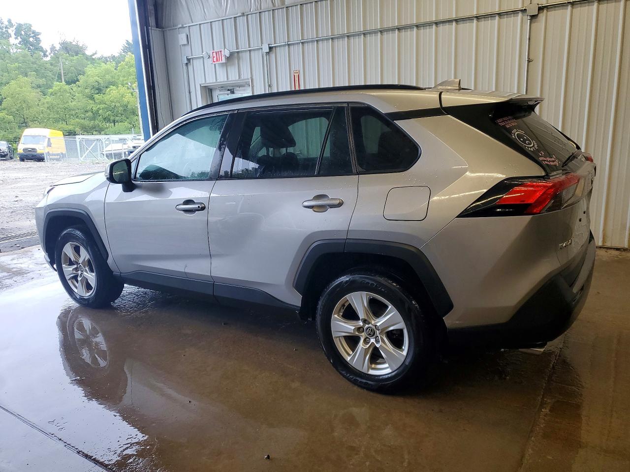 2021 TOYOTA RAV4 XLE — снимка 2