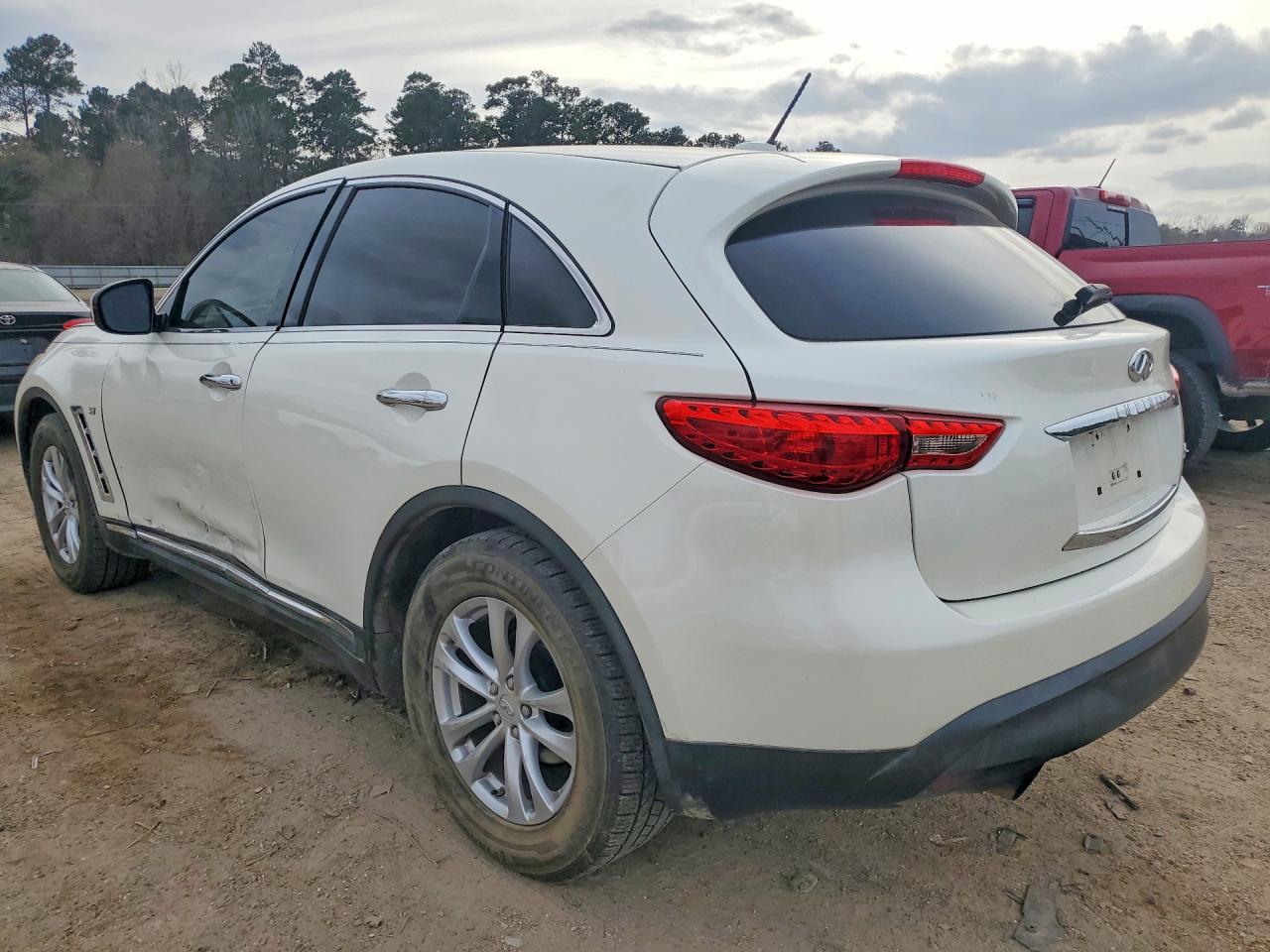2017 INFINITI QX70 — photo 2