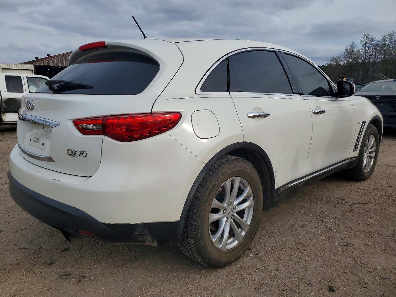 2017 INFINITI QX70 — photo 3