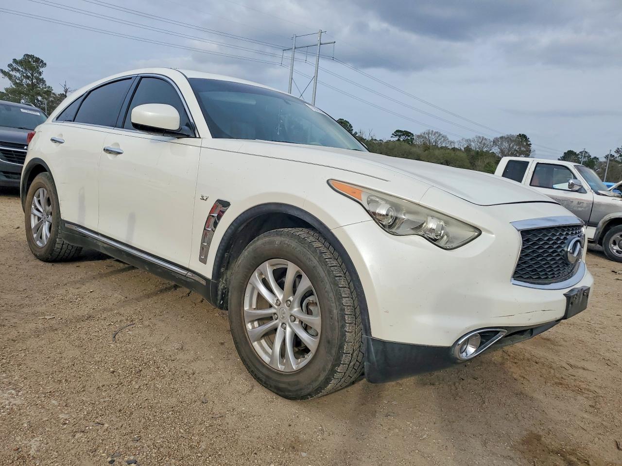 2017 INFINITI QX70 — photo 4