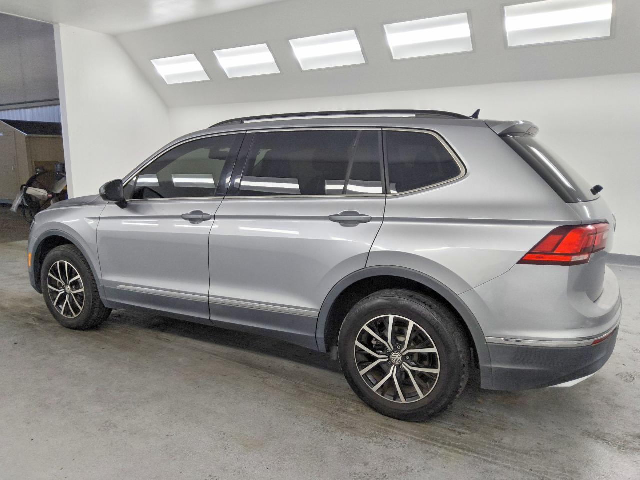 2021 VOLKSWAGEN TIGUAN SE — снимка 2