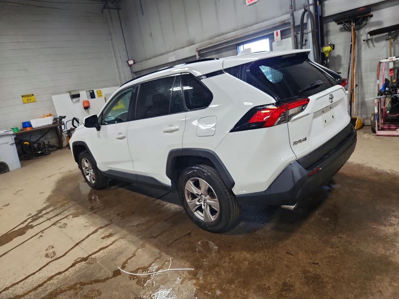 2023 TOYOTA RAV4 XLE — снимка 2