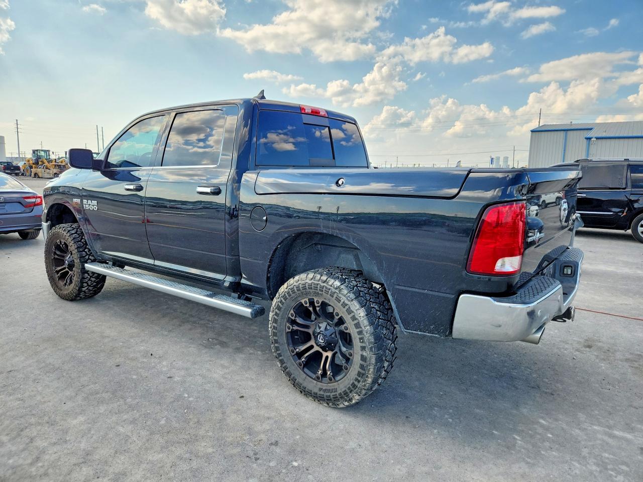 2017 RAM 1500 SLT — снимка 2