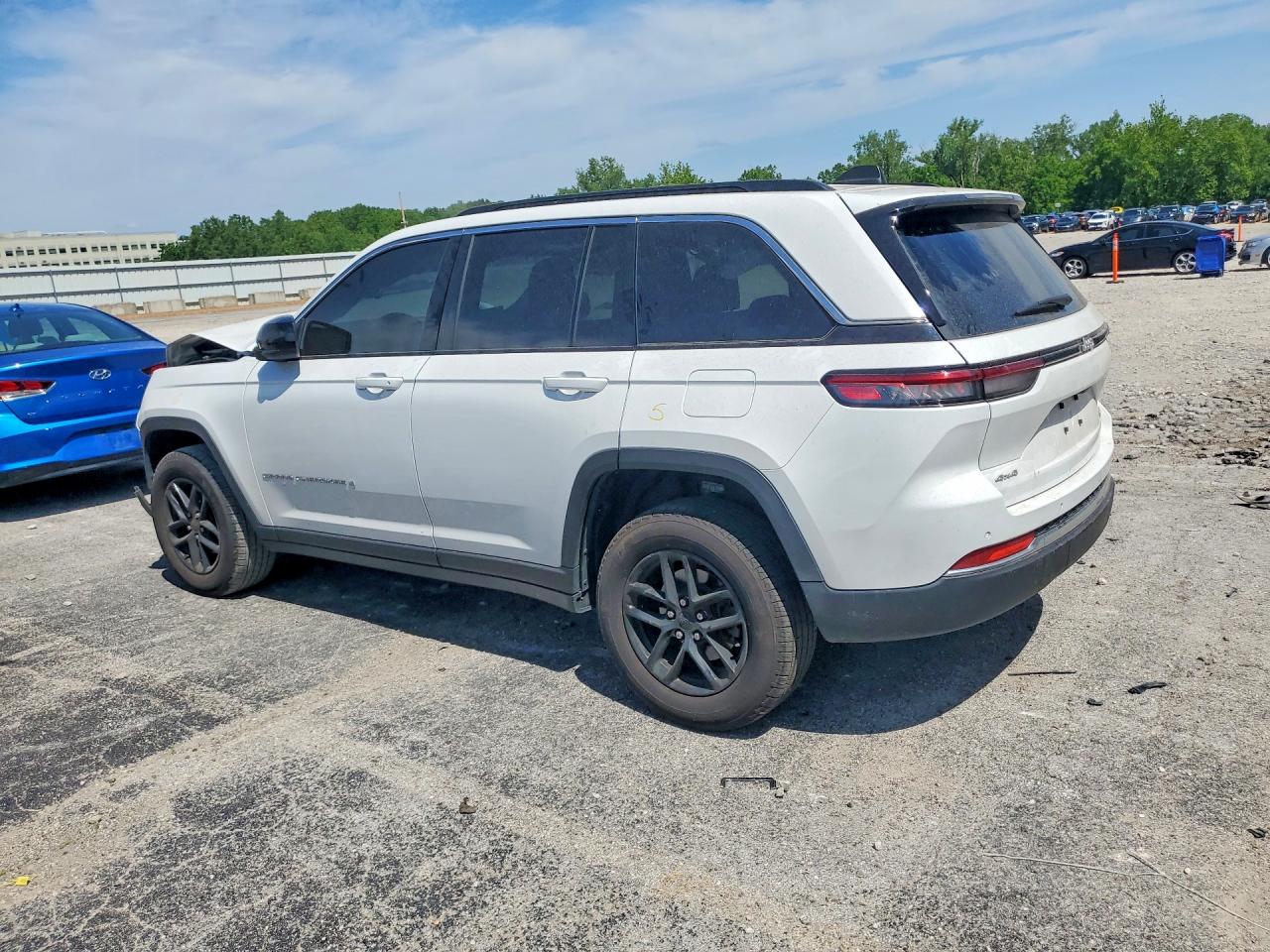 2024 JEEP GRAND CHEROKEE LAREDO — снимка 2