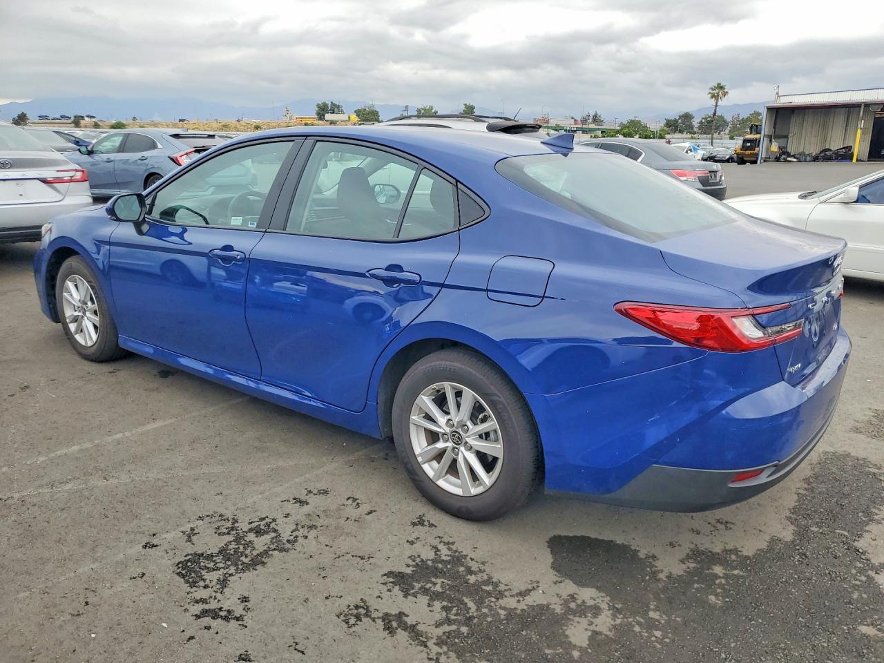 2025 TOYOTA CAMRY LE — снимка 2