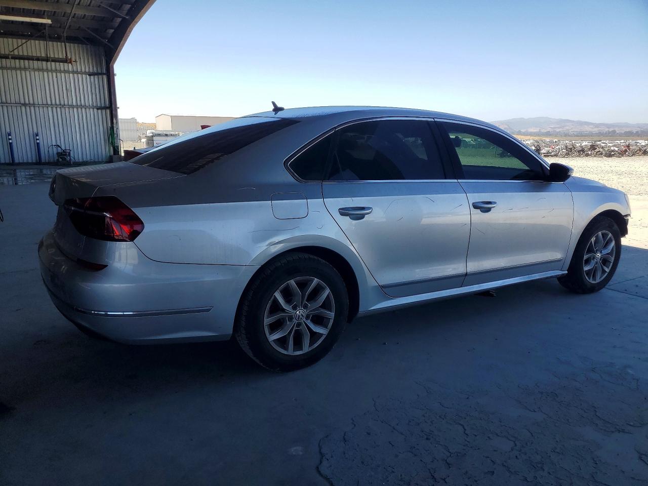 2017 VOLKSWAGEN PASSAT S — снимка 3