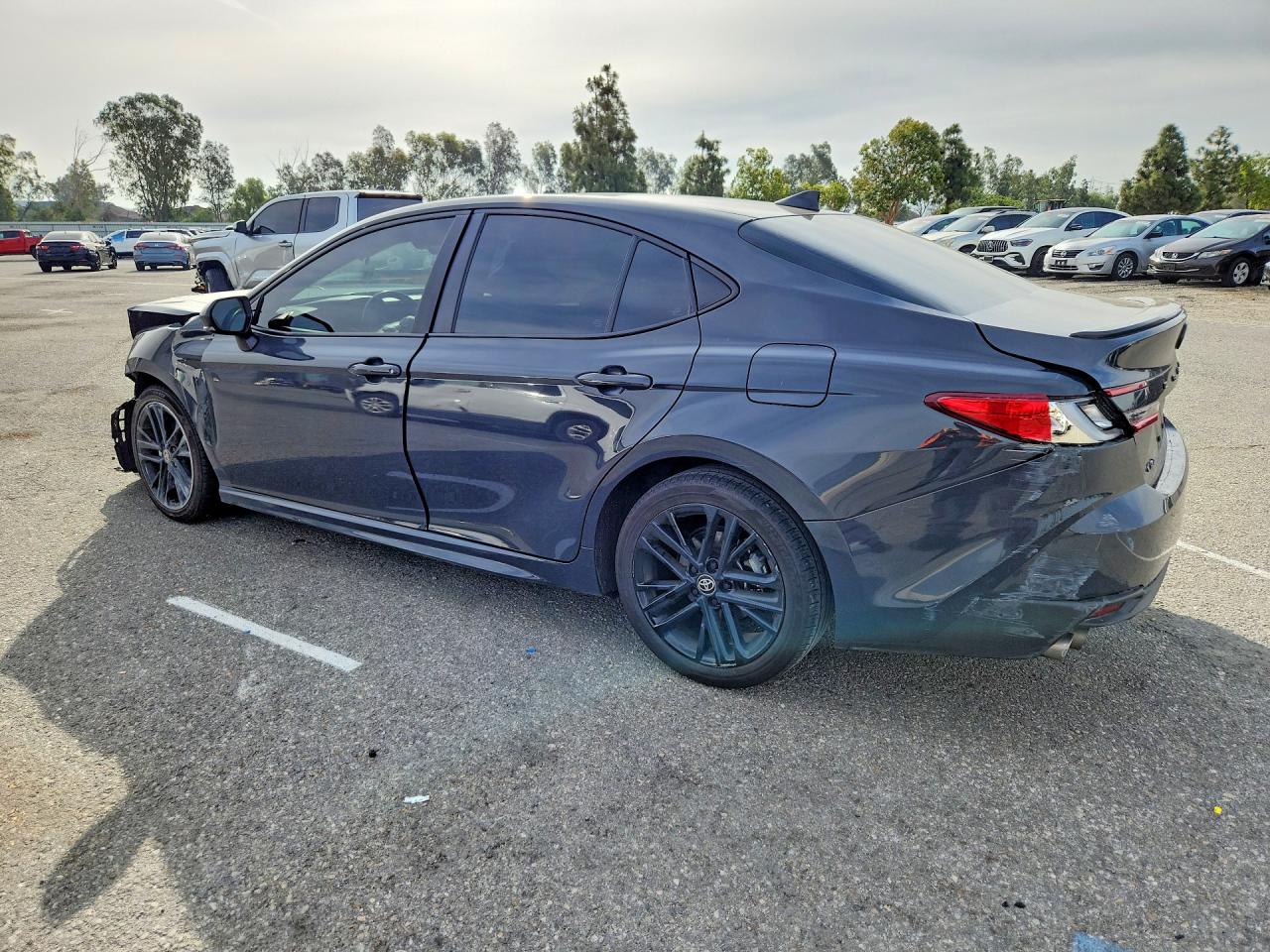 2025 TOYOTA CAMRY SE — снимка 2