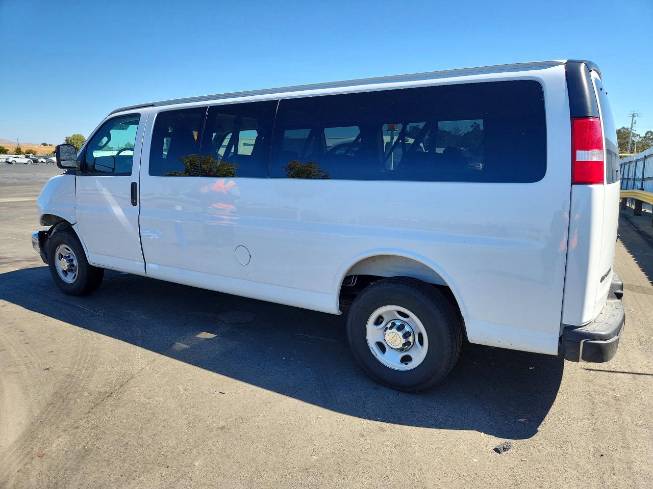 2026 CHEVROLET EXPRESS G3500 LT — снимка 2