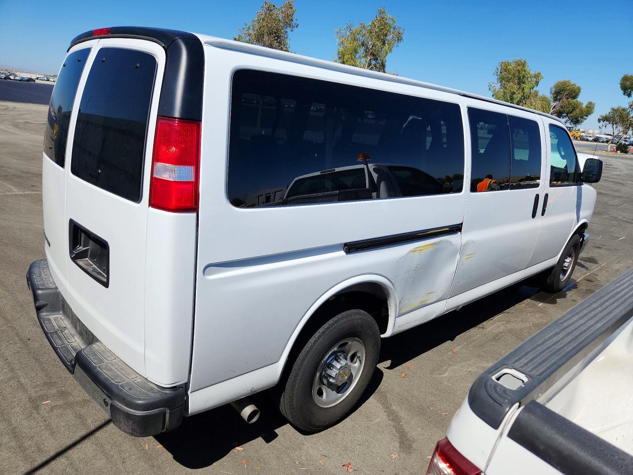 2026 CHEVROLET EXPRESS G3500 LT — снимка 3