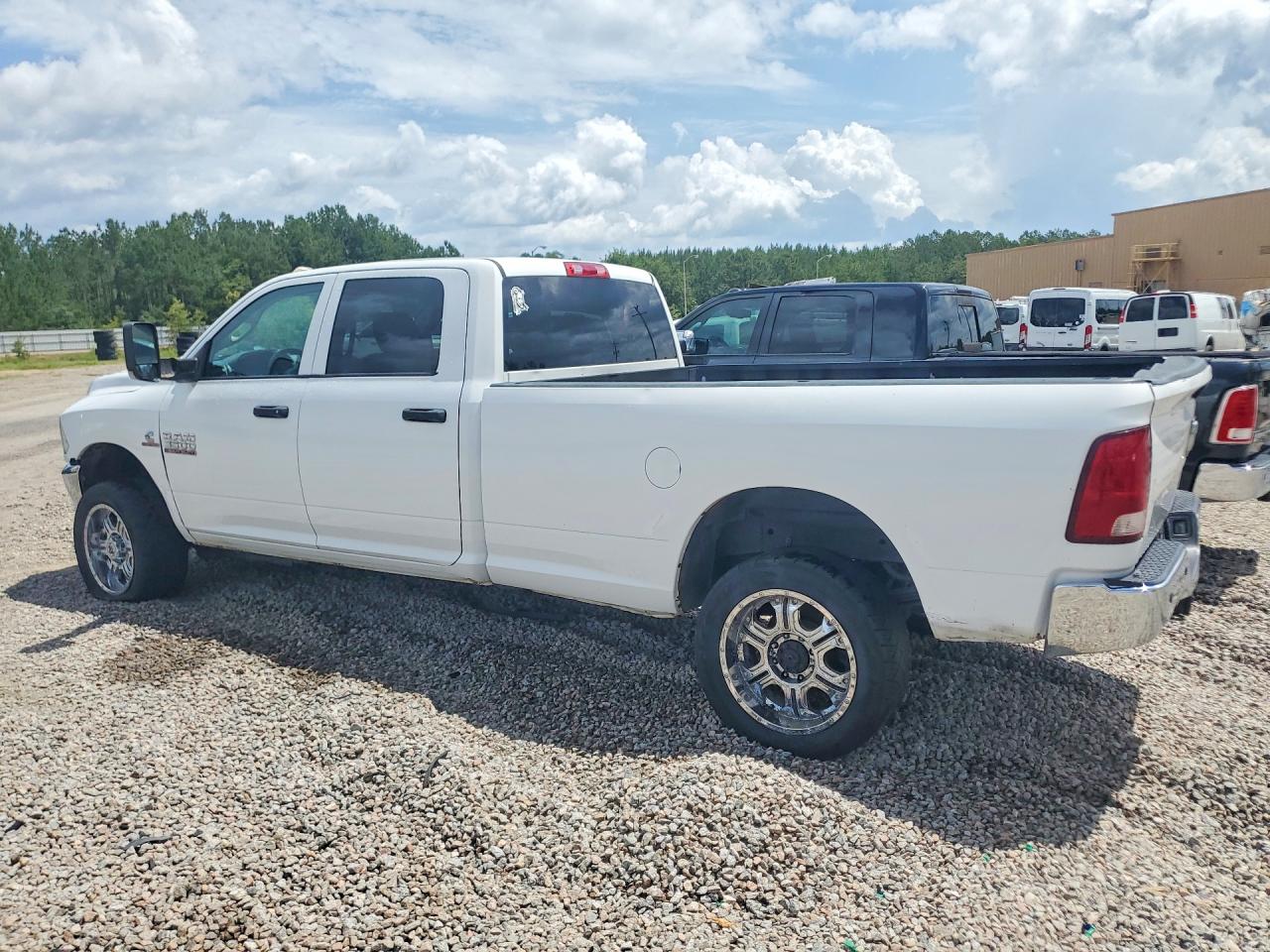 2018 RAM 3500 ST — снимка 2