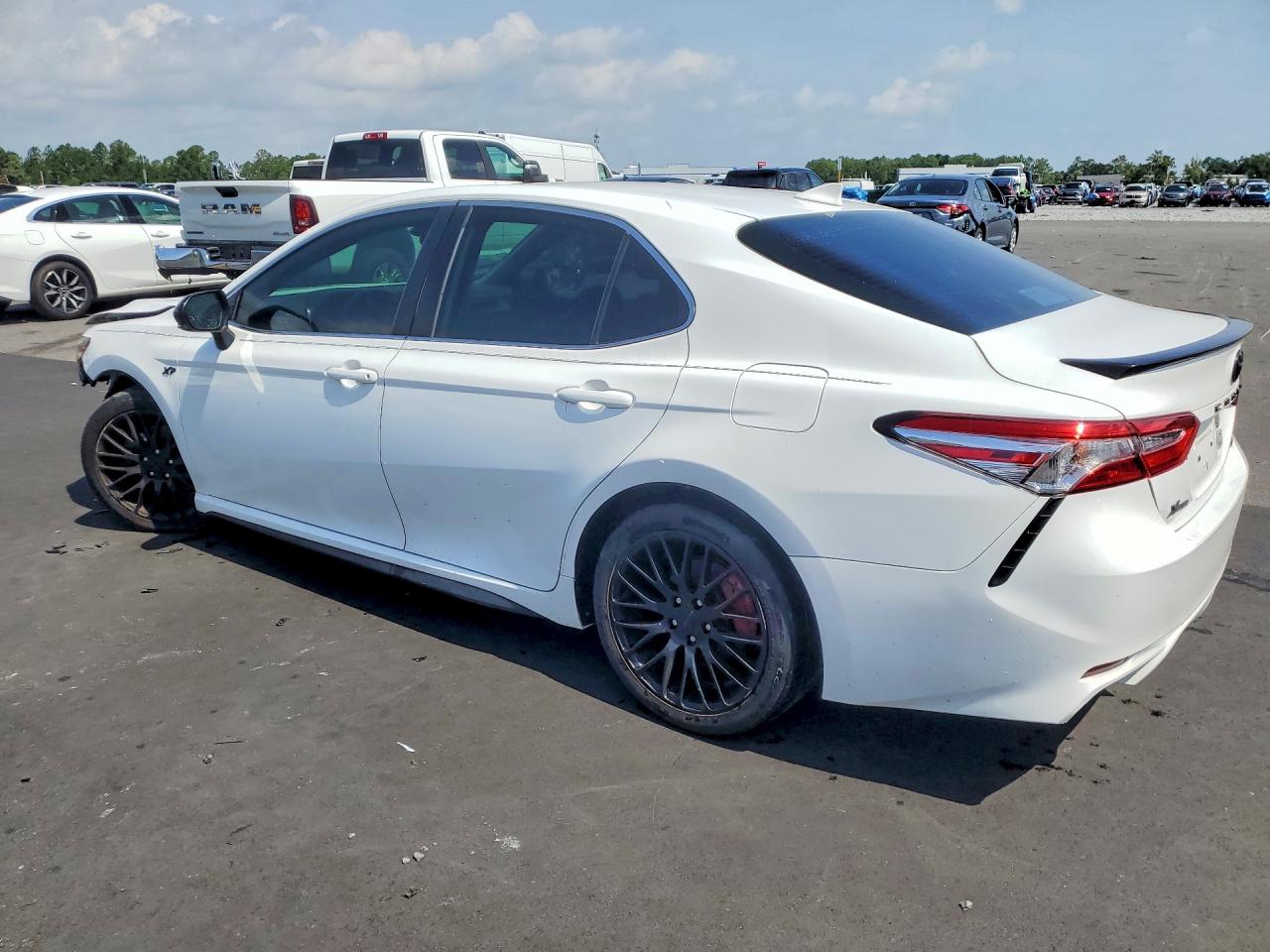 2020 TOYOTA CAMRY SE — снимка 2