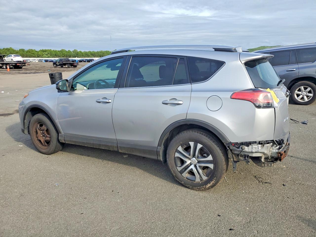 2018 TOYOTA RAV4 LE — снимка 2
