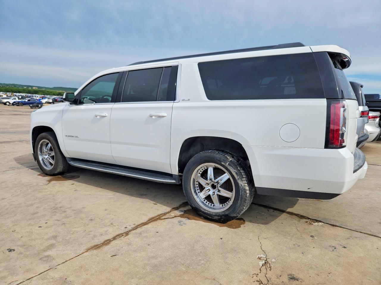 2017 GMC YUKON XL C1500 SLE — снимка 2