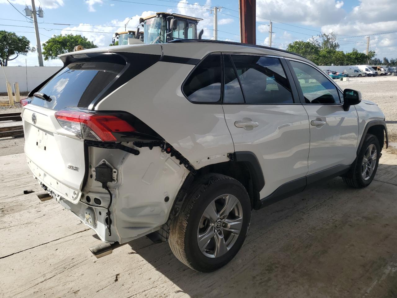 2024 TOYOTA RAV4 XLE — снимка 3