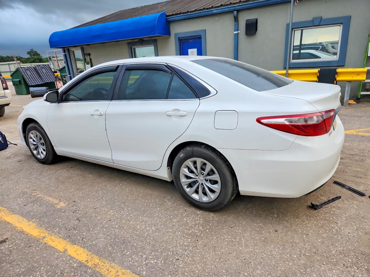 2015 TOYOTA CAMRY LE — снимка 2