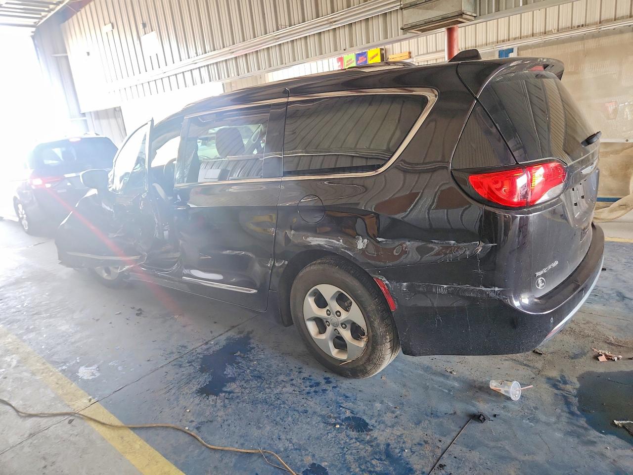 2018 CHRYSLER PACIFICA HYBRID TOURING L — снимка 2