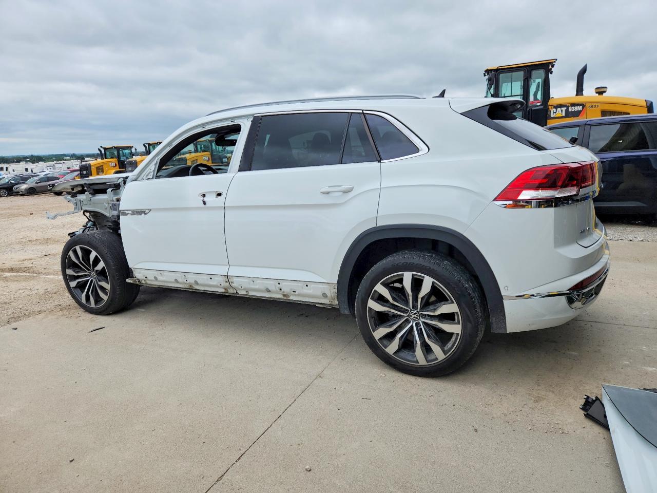 2020 VOLKSWAGEN ATLAS CROSS SPORT SEL PREMIUM R-LINE — снимка 2
