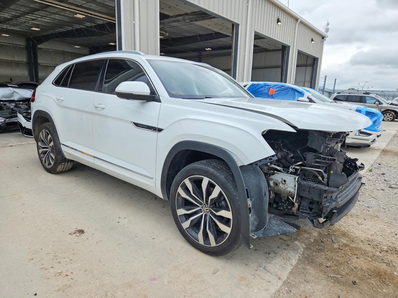 2020 VOLKSWAGEN ATLAS CROSS SPORT SEL PREMIUM R-LINE — снимка 4