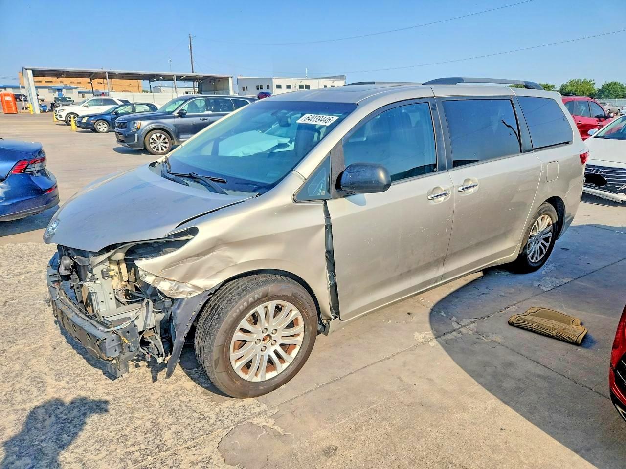 2016 TOYOTA SIENNA XLE 8-PASSENGER