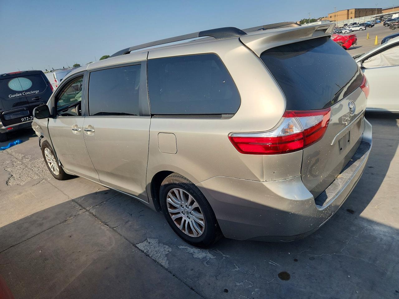 2016 TOYOTA SIENNA XLE 8-PASSENGER — снимка 2