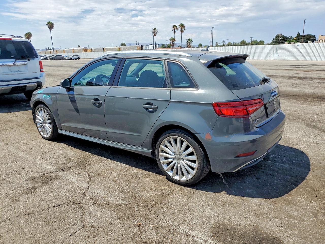 2017 AUDI A3 E-TRON PREMIUM — снимка 2