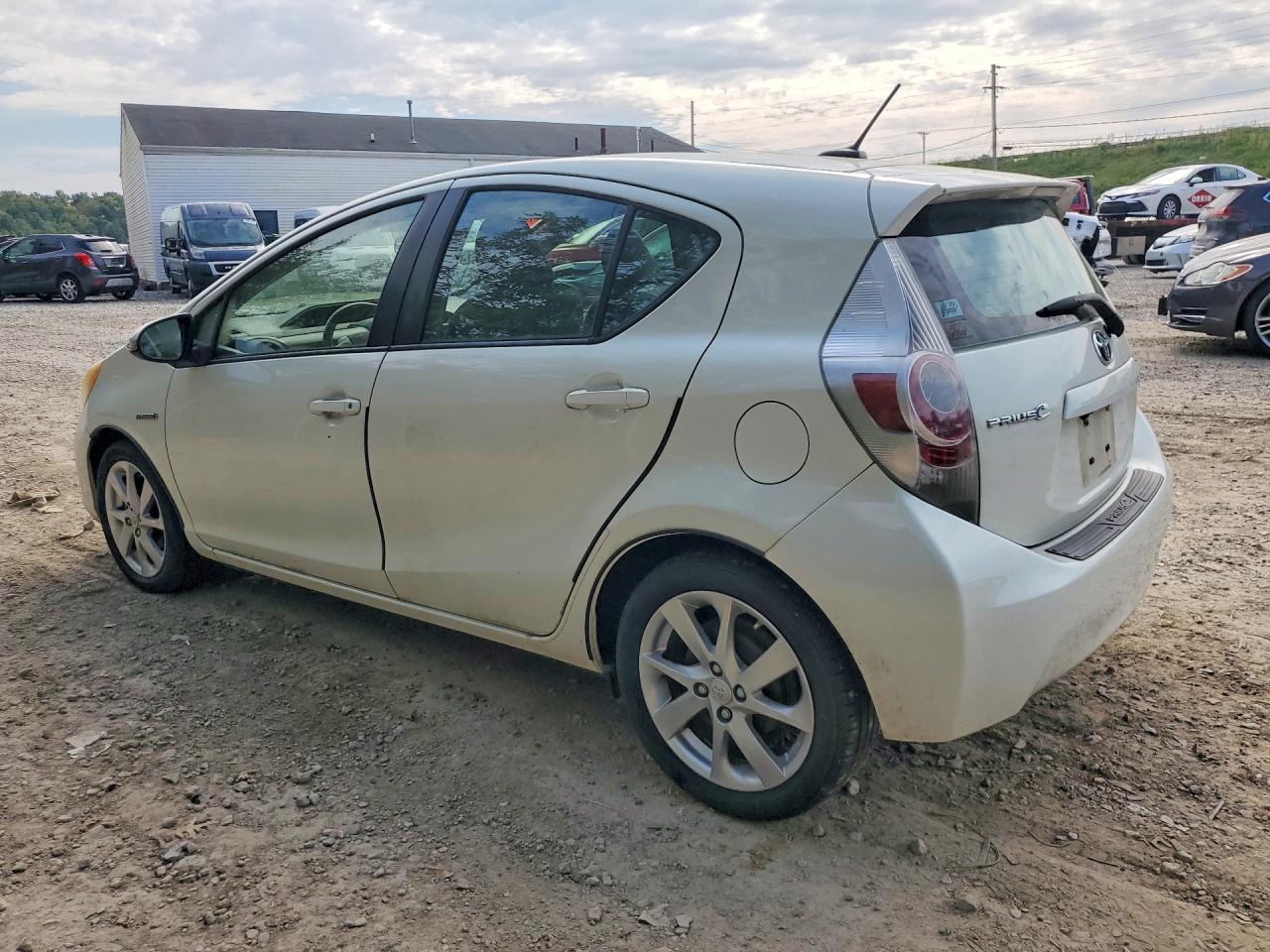 2013 TOYOTA PRIUS C — photo 2