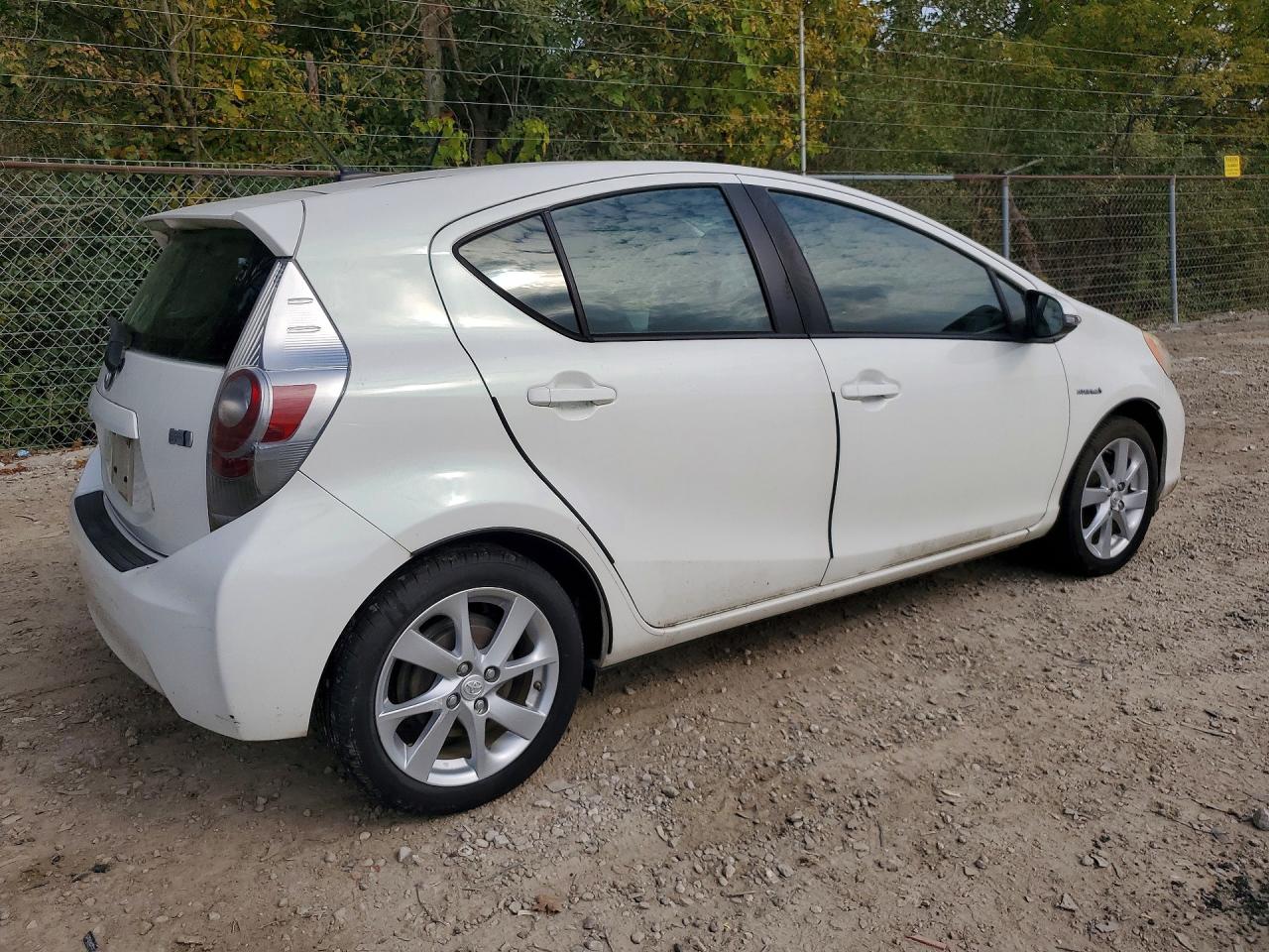 2013 TOYOTA PRIUS C — photo 3