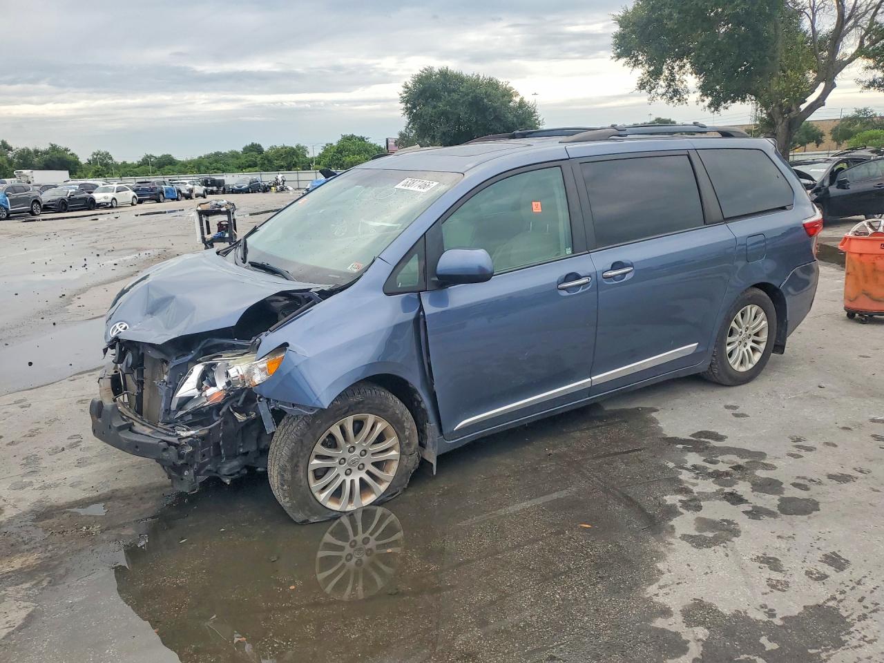 2015 TOYOTA SIENNA XLE 8-PASSENGER