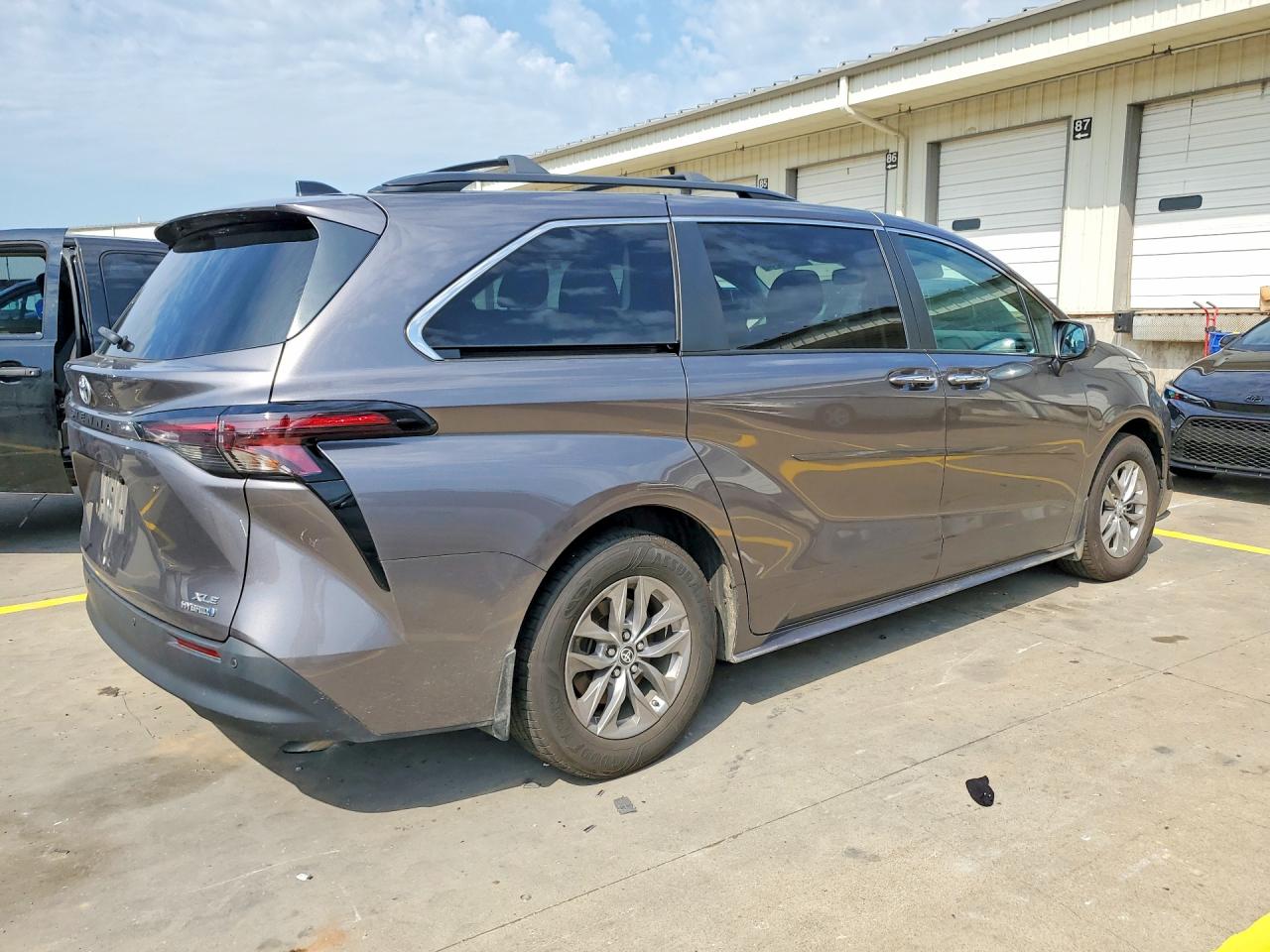 2023 TOYOTA SIENNA XLE — снимка 3