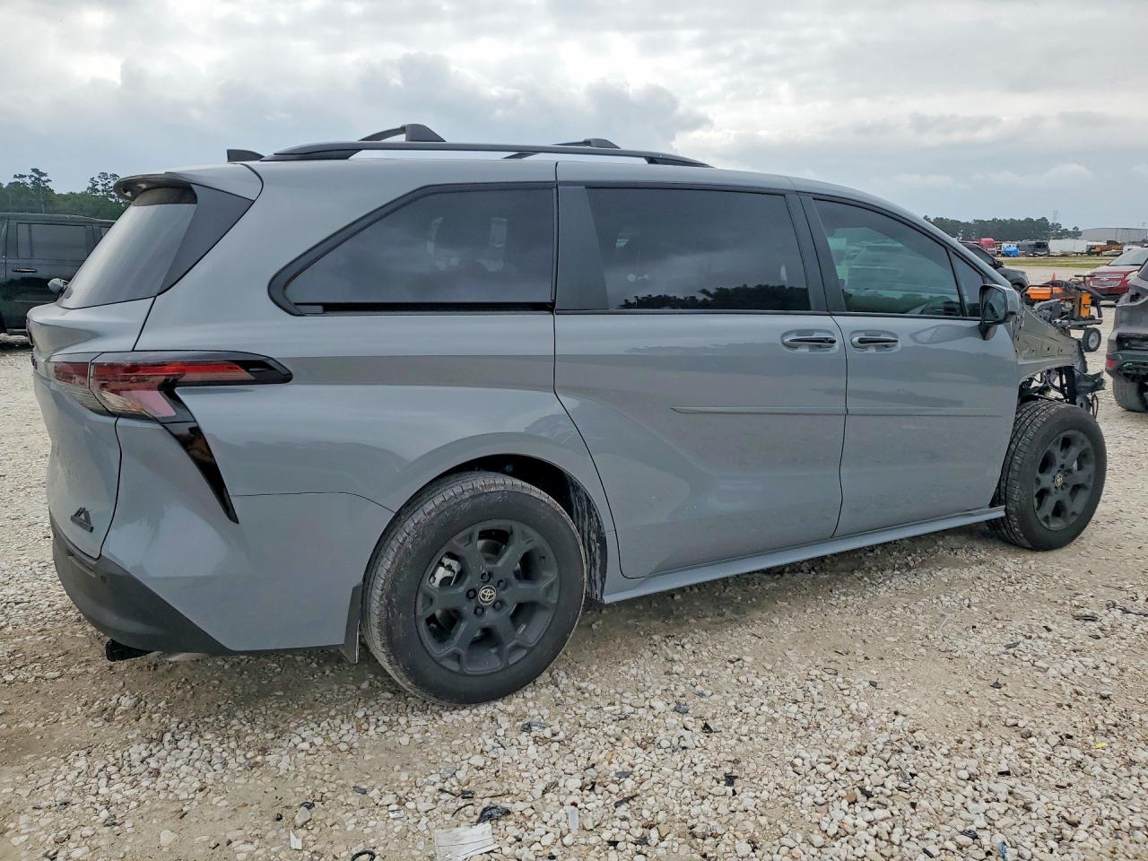 2026 TOYOTA SIENNA WOODLAND EDITION — снимка 3