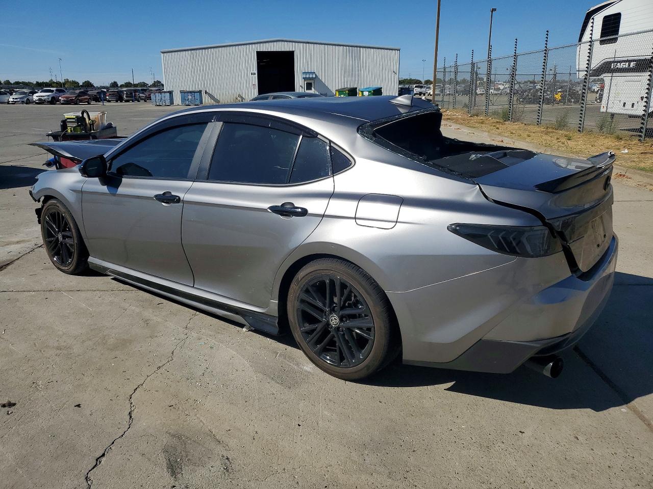 2025 TOYOTA CAMRY SE — снимка 2
