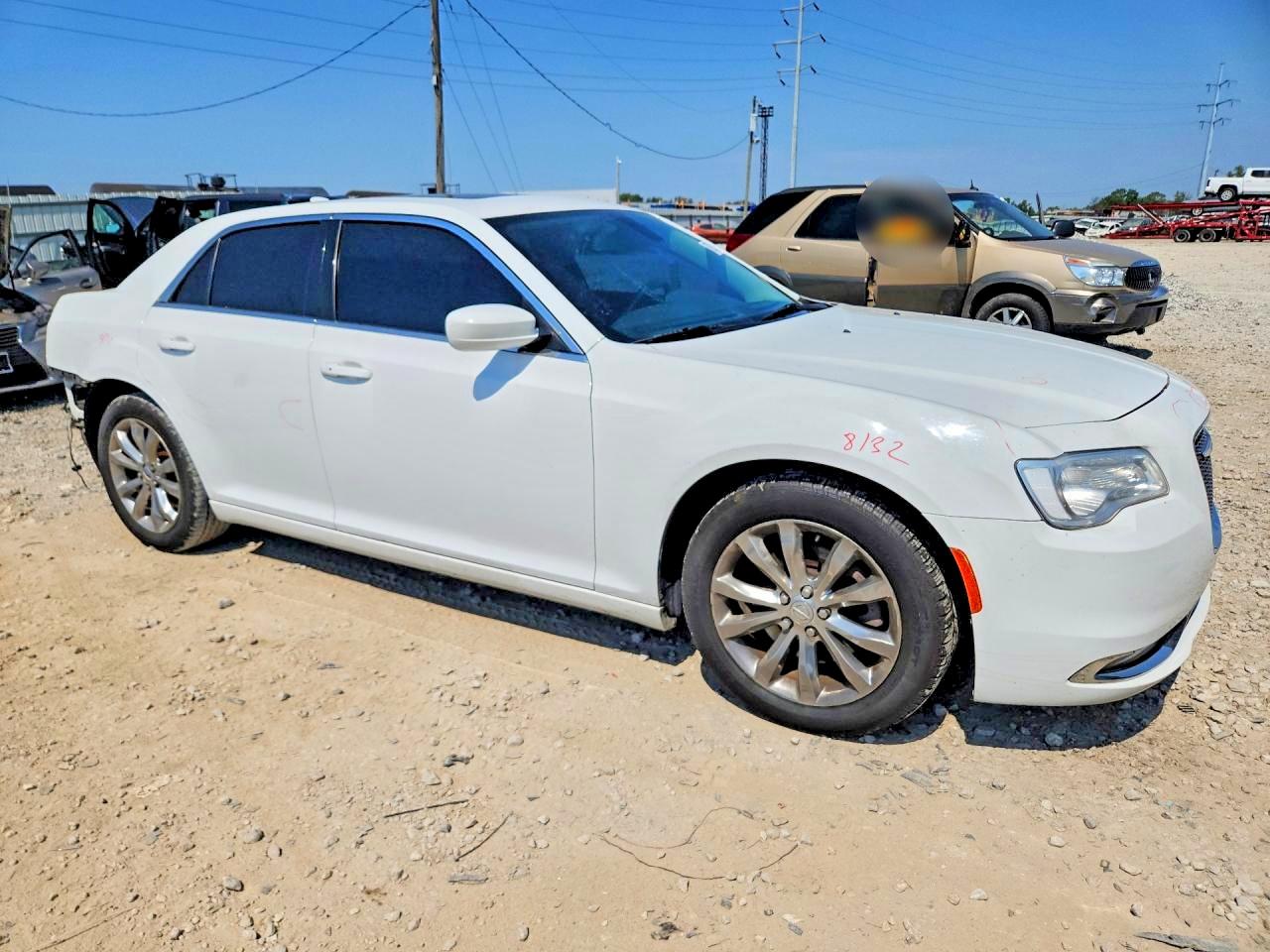 2017 CHRYSLER 300 LIMITED — снимка 4