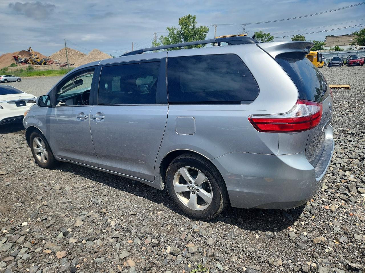 2015 TOYOTA SIENNA LE — снимка 2