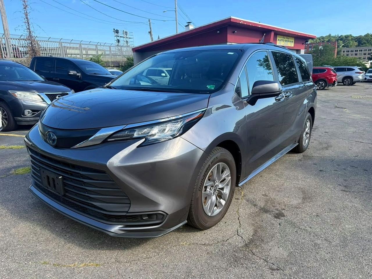 2022 TOYOTA SIENNA LE