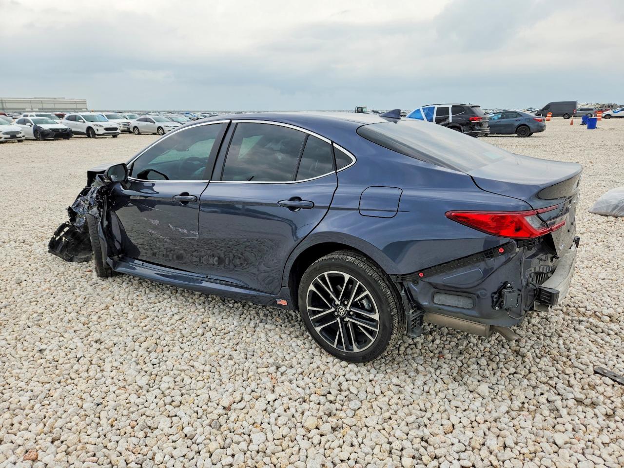 2026 TOYOTA CAMRY XLE — снимка 2