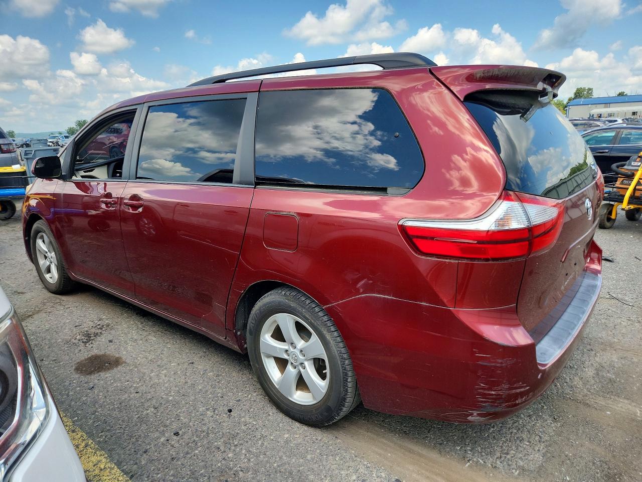 2015 TOYOTA SIENNA LE — снимка 2