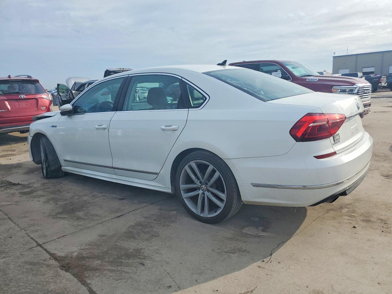 2017 VOLKSWAGEN PASSAT R-LINE — снимка 2