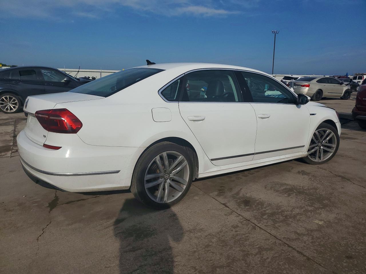 2017 VOLKSWAGEN PASSAT R-LINE — снимка 3