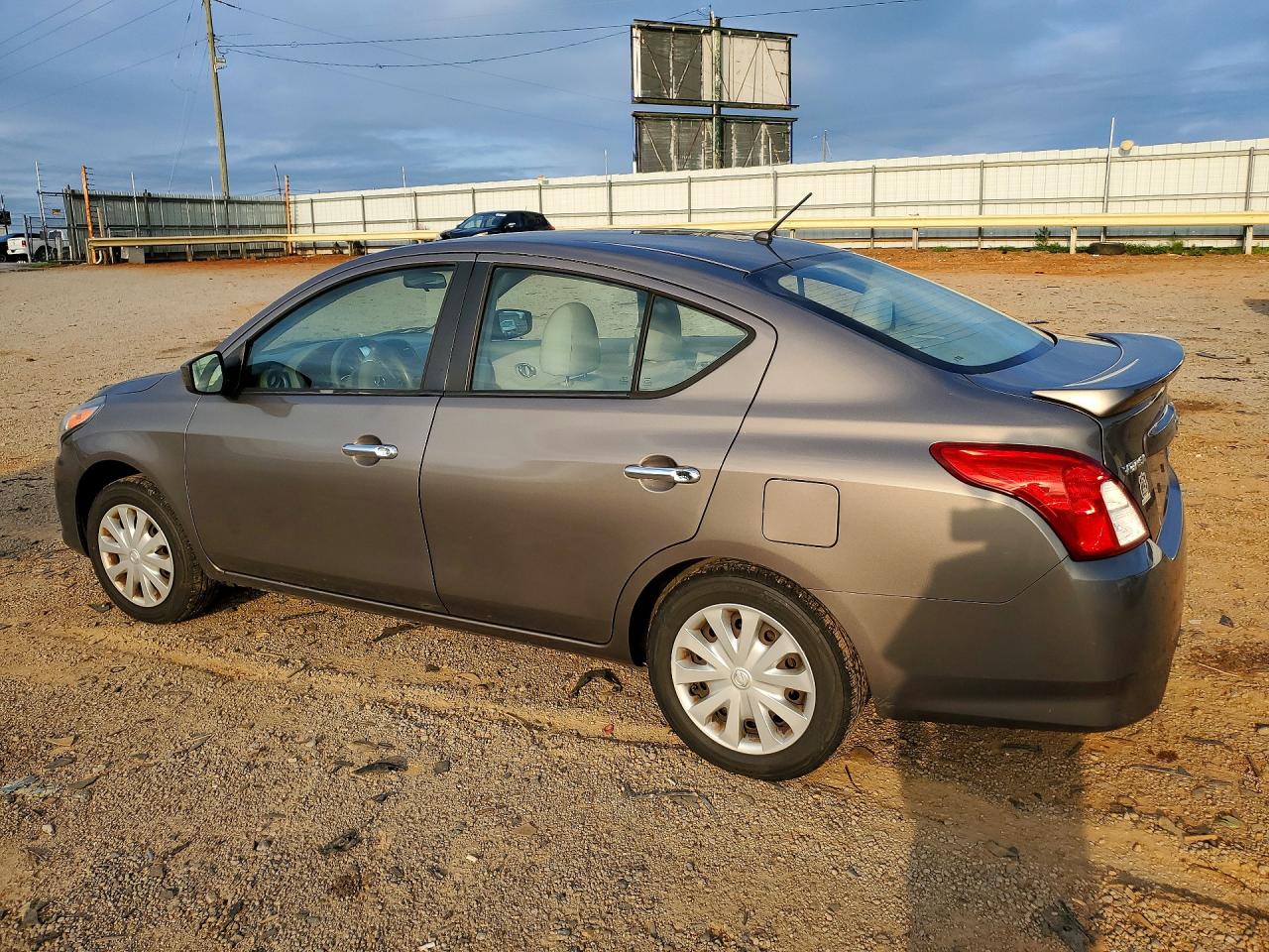 2015 NISSAN VERSA 1.6 SV — снимка 2