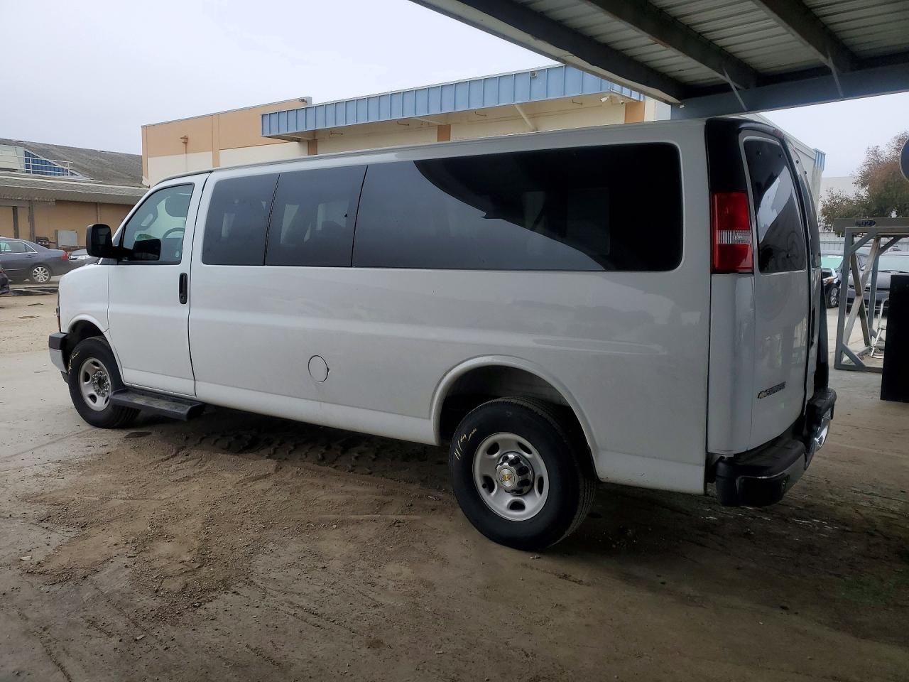 2025 CHEVROLET EXPRESS G3500 LT — снимка 2