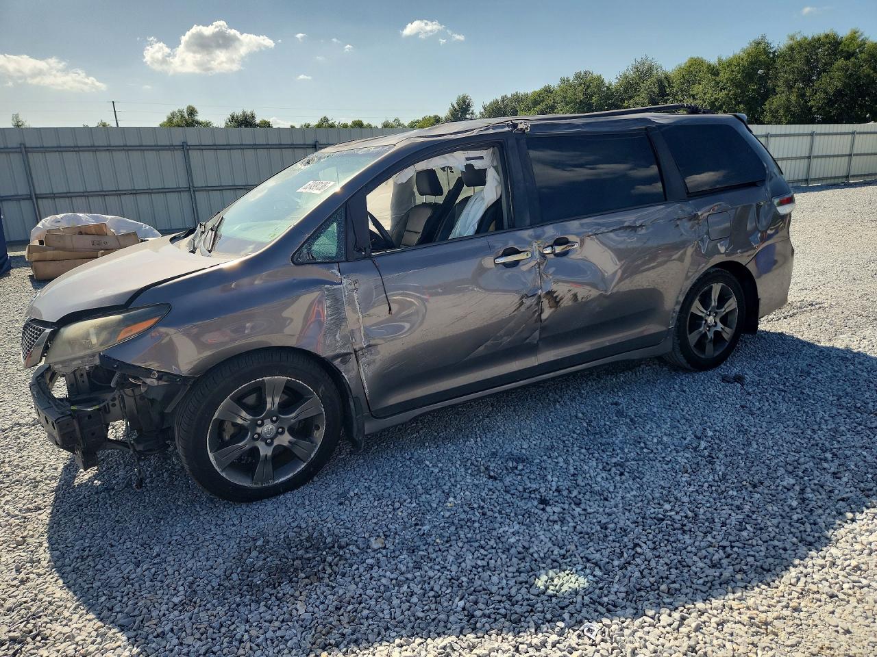 2016 TOYOTA SIENNA SE