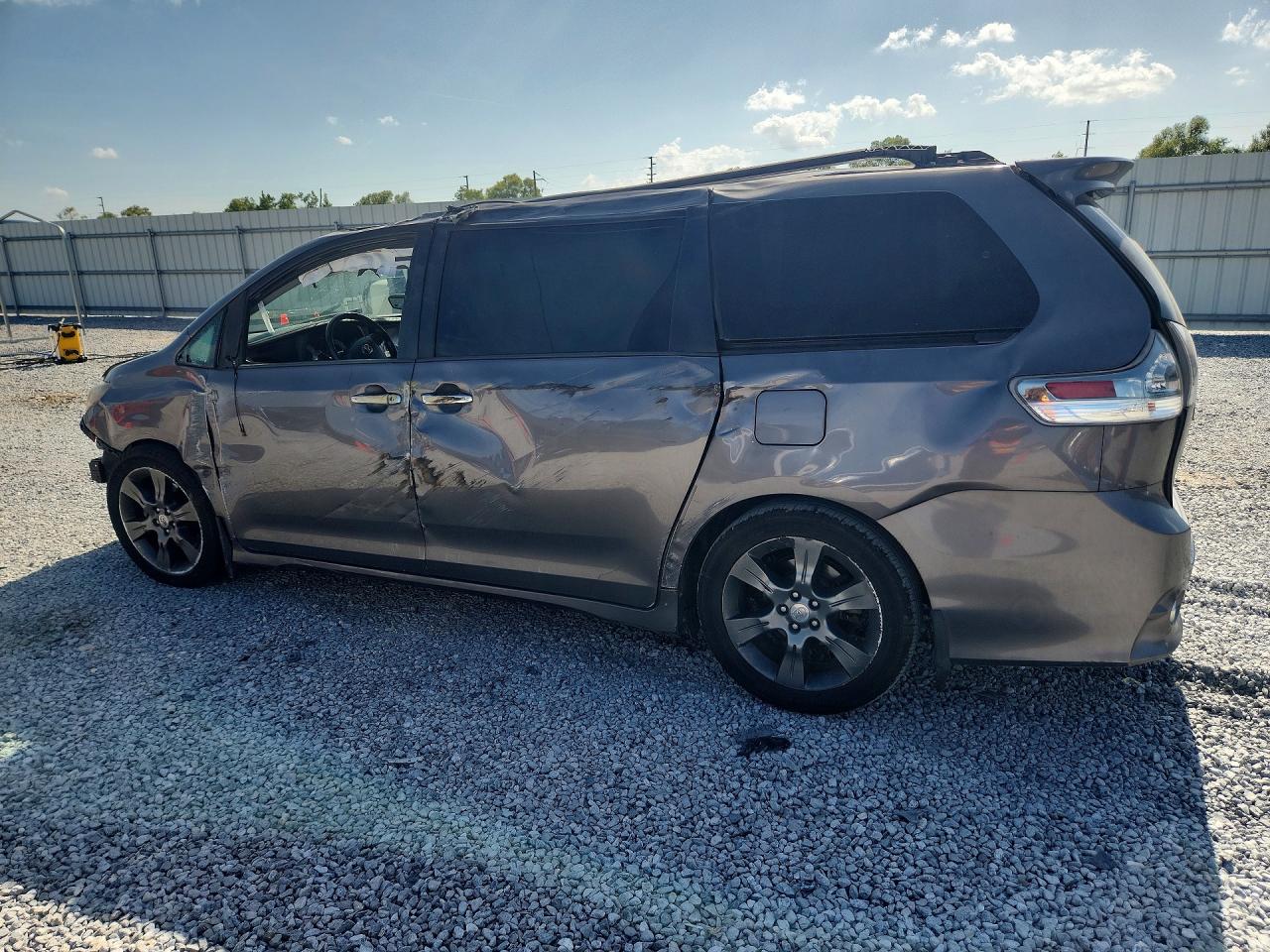 2016 TOYOTA SIENNA SE — снимка 2
