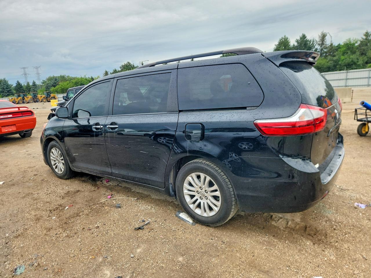 2015 TOYOTA SIENNA XLE 8-PASSENGER — снимка 2