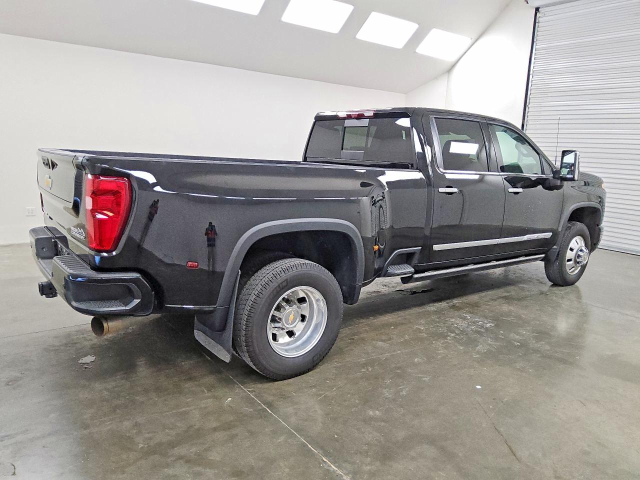 2026 CHEVROLET SILVERADO K3500 HIGH COUNTRY — снимка 3