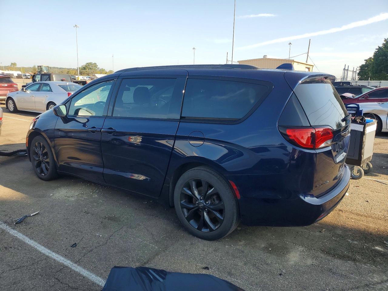 2018 CHRYSLER PACIFICA TOURING L — снимка 2